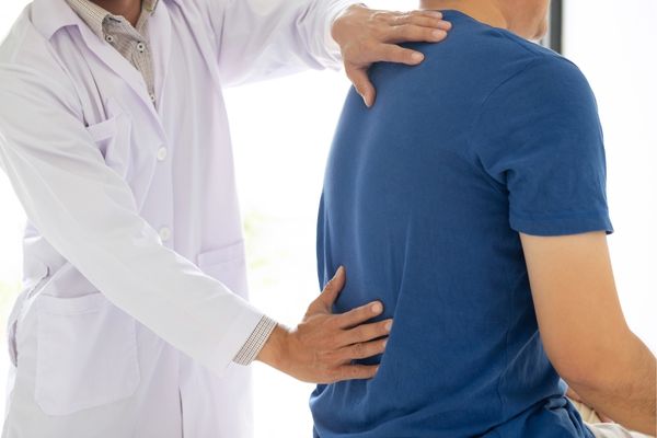 Chiropractor providing sciatica treatment